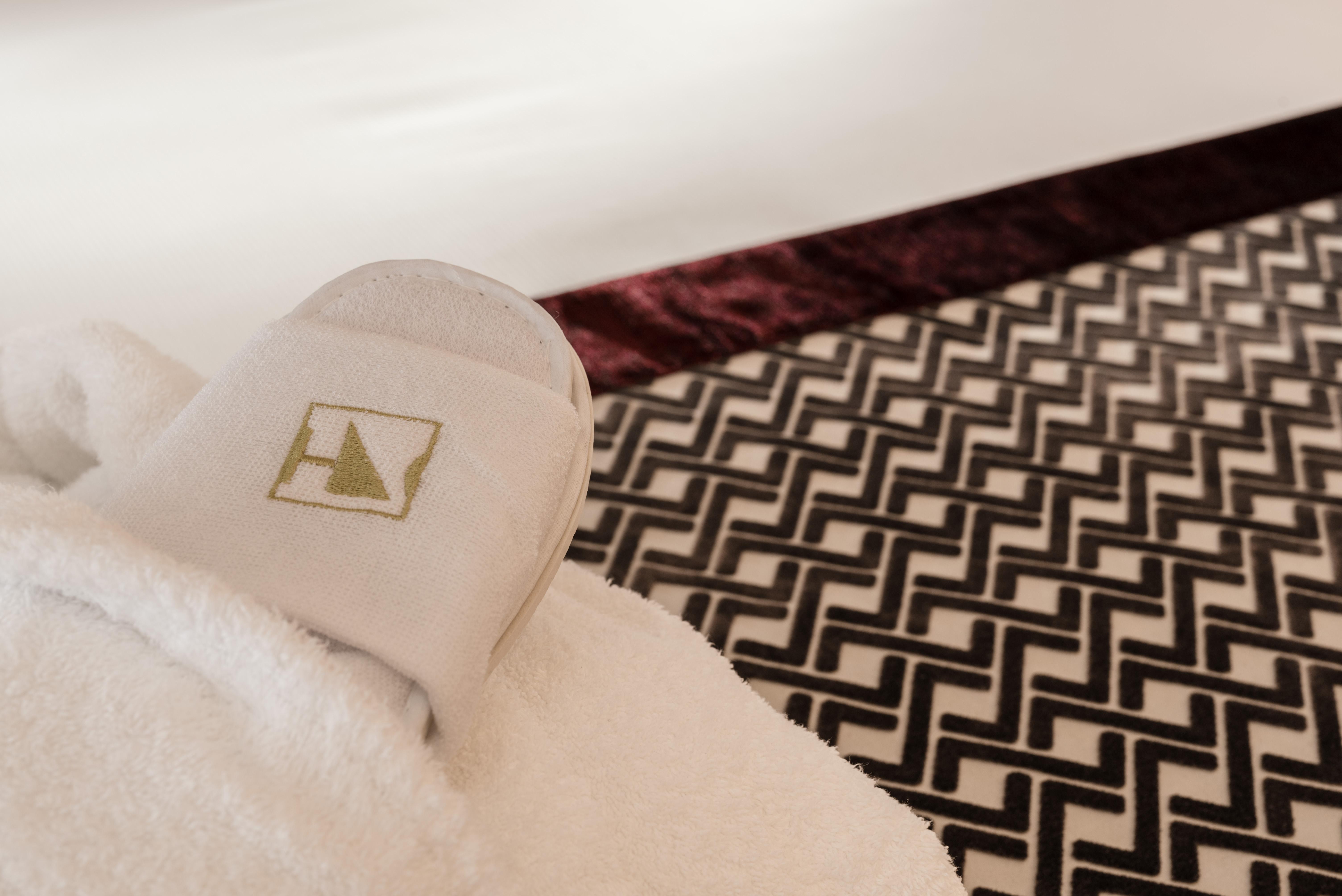 Eurostars Gran Via Hotel Гранада Екстериор снимка A pair of hotel slippers