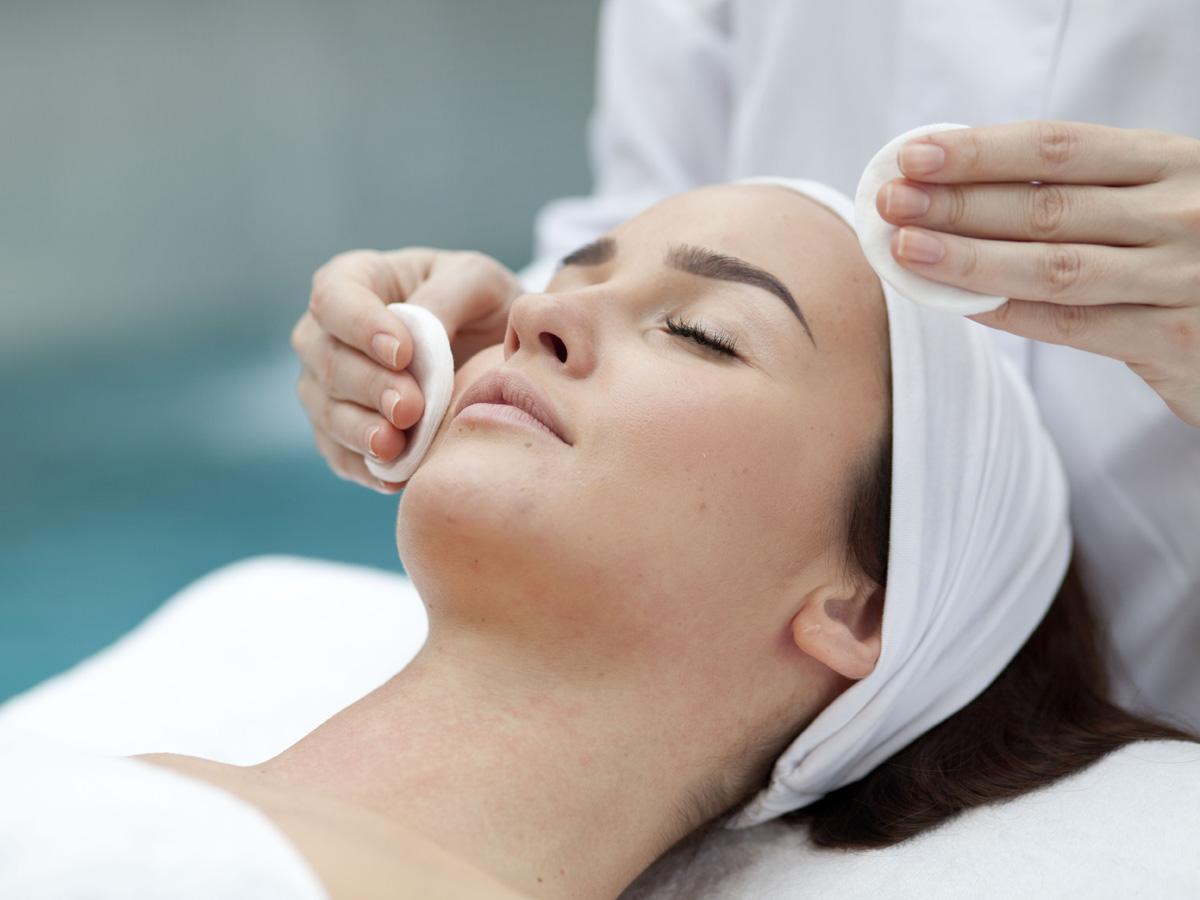 Eurostars Gran Via Hotel Гранада Екстериор снимка A woman receiving a facial