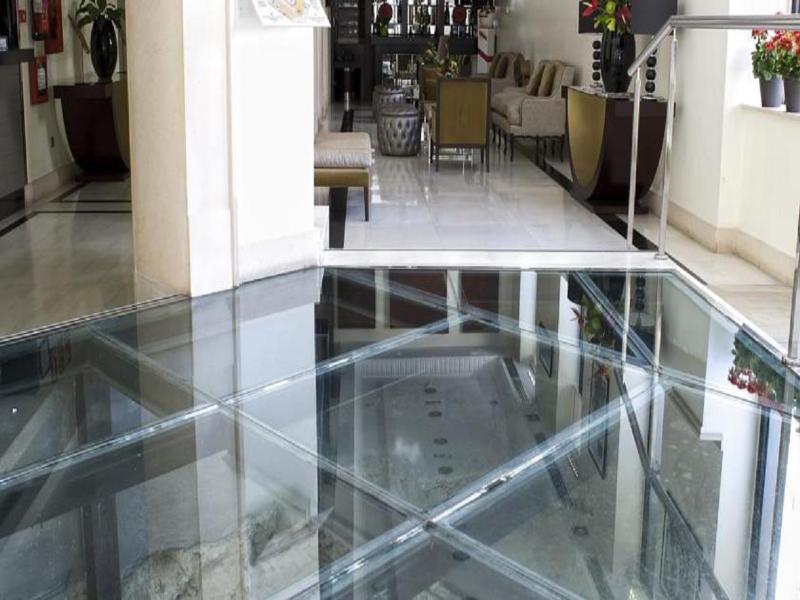Eurostars Gran Via Hotel Гранада Екстериор снимка A glass floor