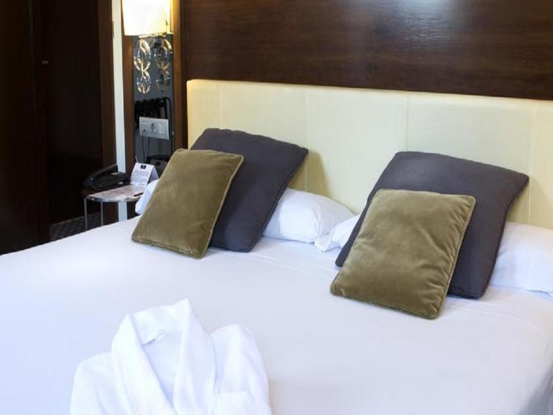 Eurostars Gran Via Hotel Гранада Екстериор снимка A bed with cushions